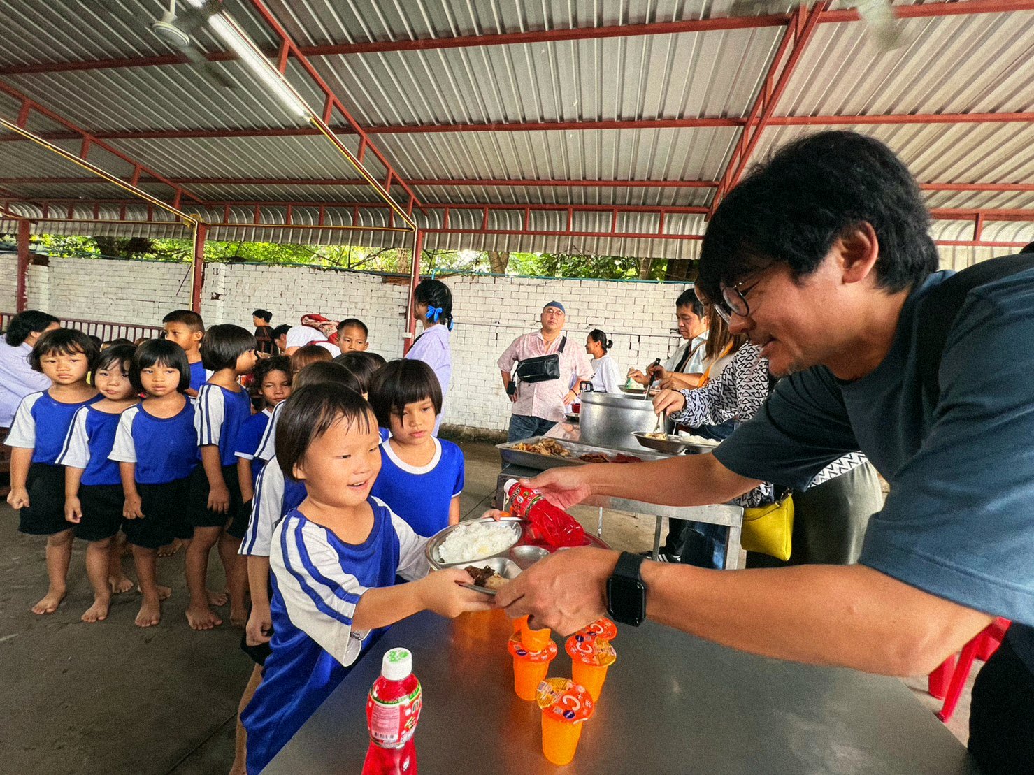カンボジアの子どもたちへの炊き出し