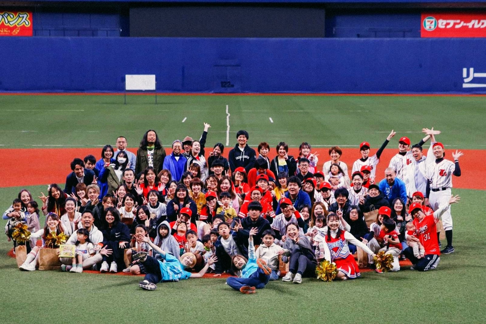 京セラドームを貸し切った運動会の集合写真
