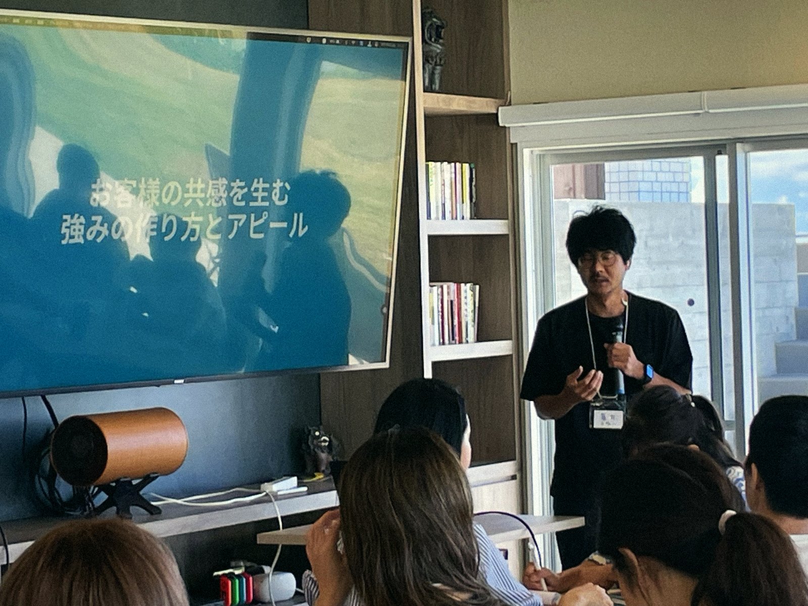沖縄でのセミナーで話す真井良幸